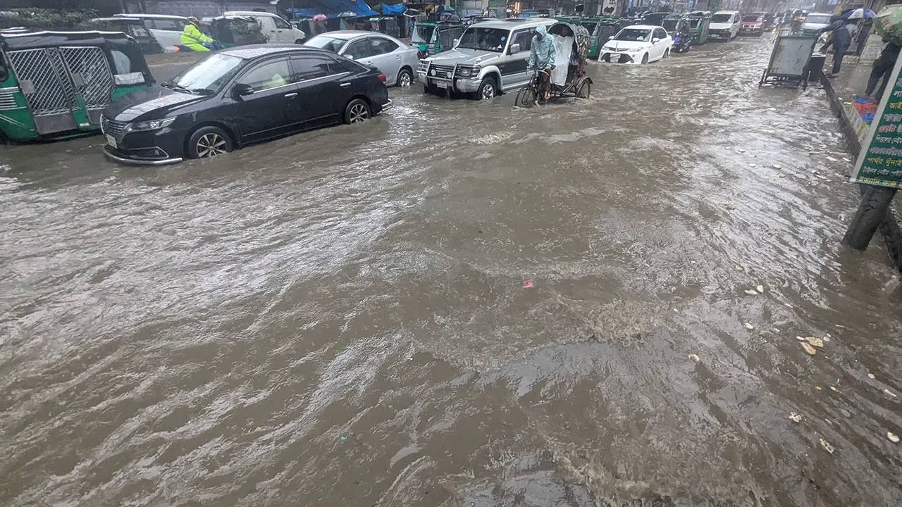 চট্টগ্রামে টানা বৃষ্টিতে জলাবদ্ধতা, পাহাড়ধসের শঙ্কা